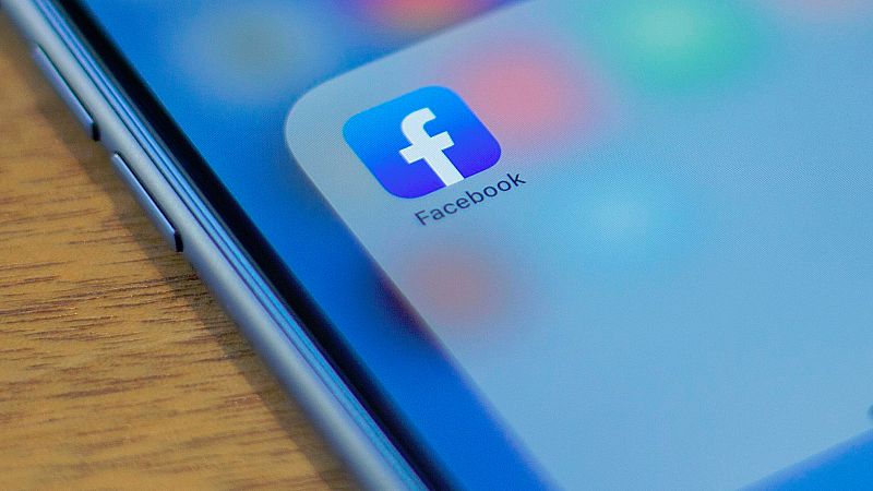 Cuando la aplicación de Facebook está abierta, esta usa la cámara de forma activa.