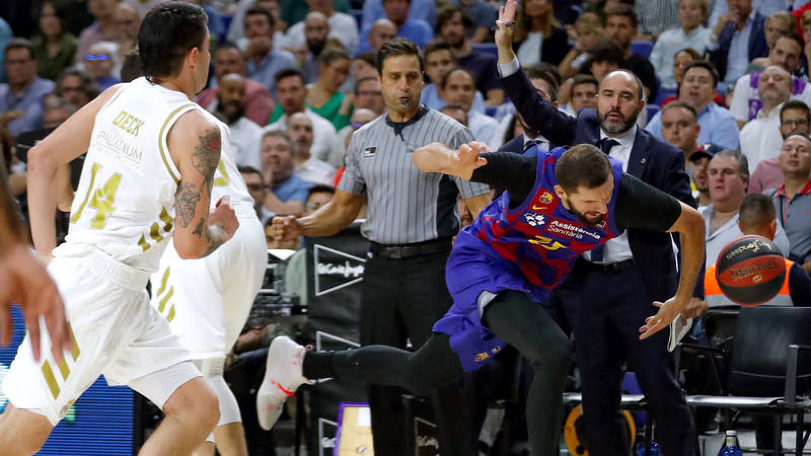 El argentino Gaby Deck, del Madrid, marca a Nikola Mirotic, del Barça.