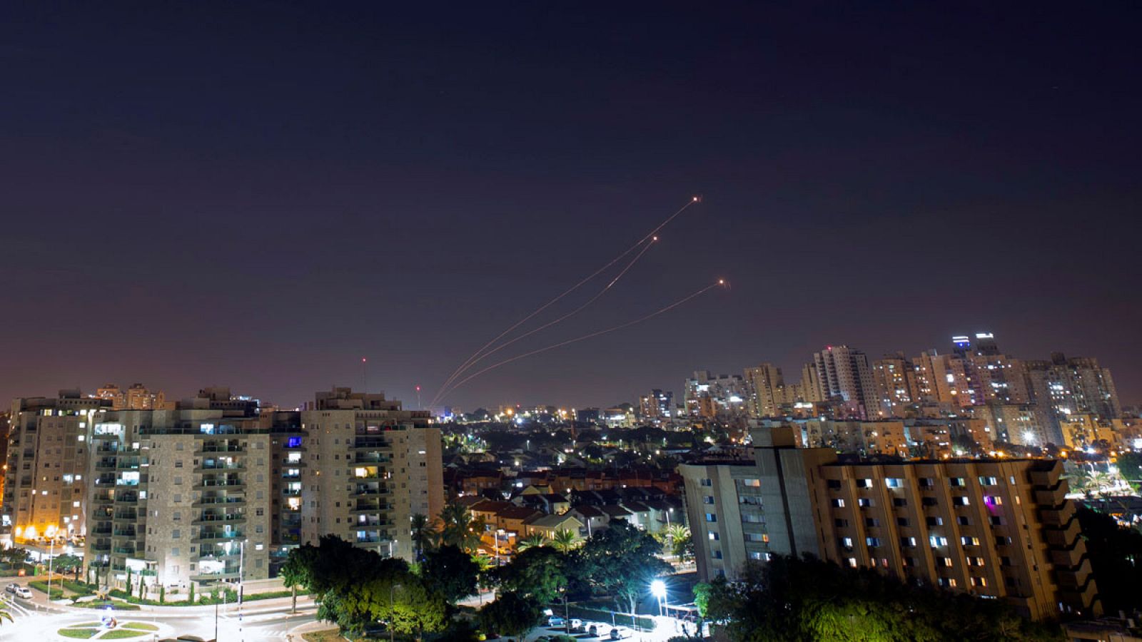 Imagen de misiles y cohetes lanzados desde Gaza hacia Israel vistos desde la ciudad israelí de Ashkelon.