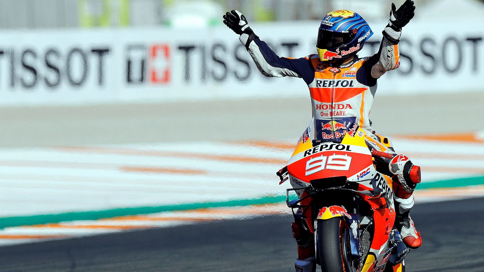 Jorge Lorenzo saluda al público en su última carrera como piloto profesional.