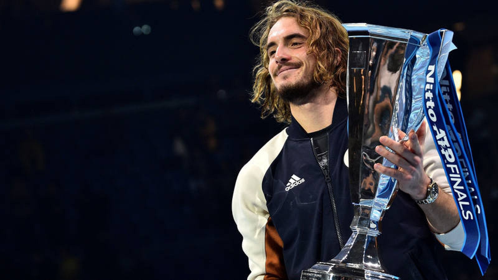 El griego Stefanos Tsitsipas, con el trofeo de 'maestros' del tenis de 2019.