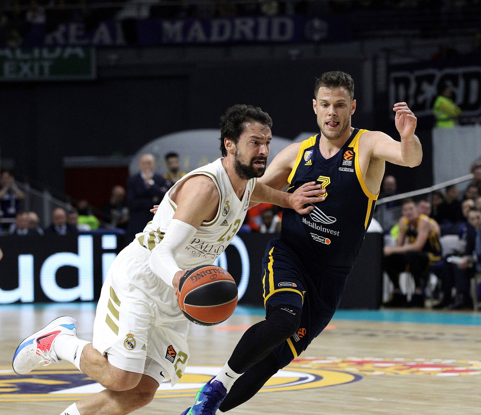 Sergio Llull (i) lucha con Chris Kramer, del Khimki Moscow, durante el partido.