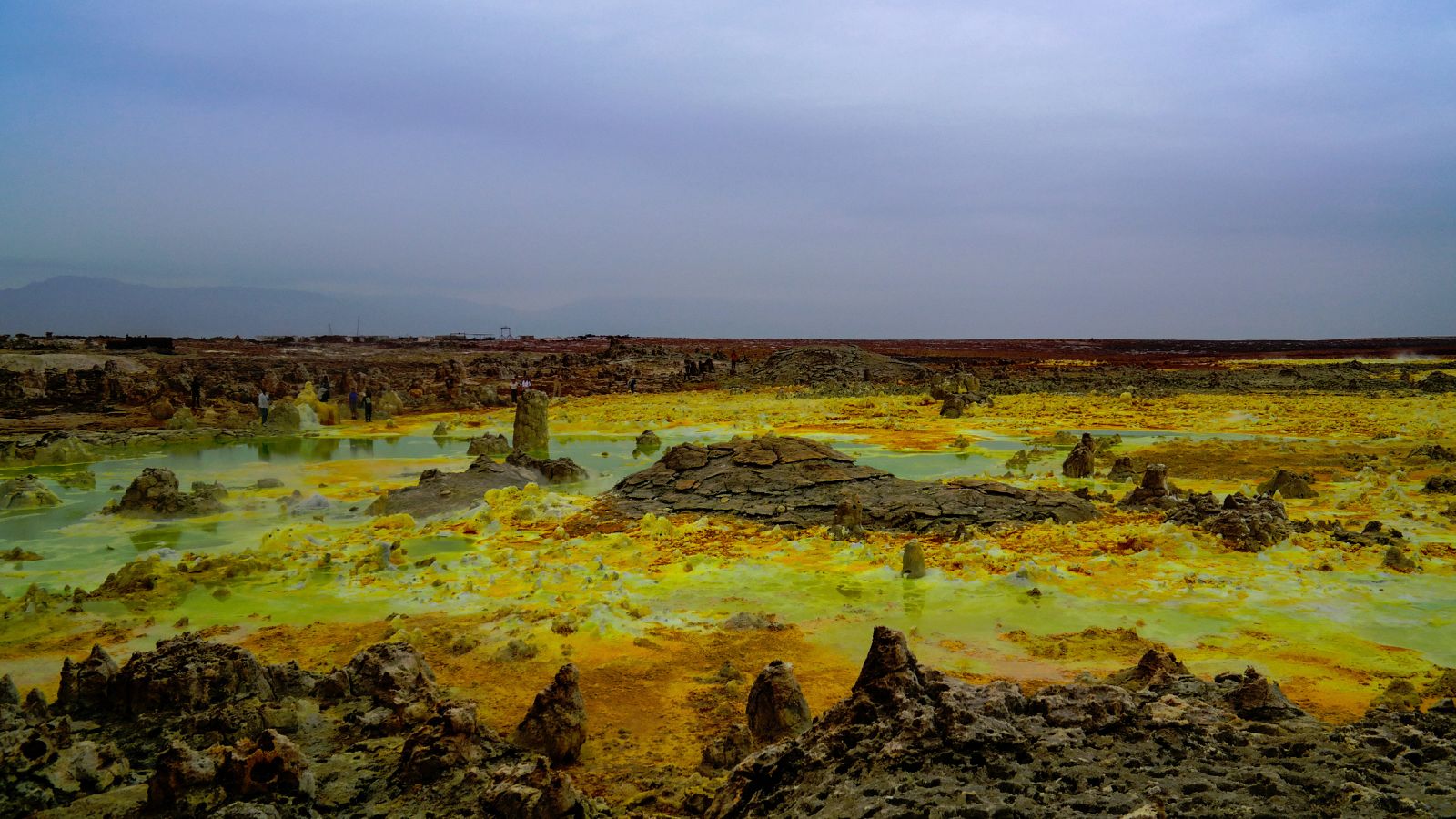 El paisaje infernal de Dallol, situado en la depresión etíope de Danakil, se extiende sobre un cráter volcánico.