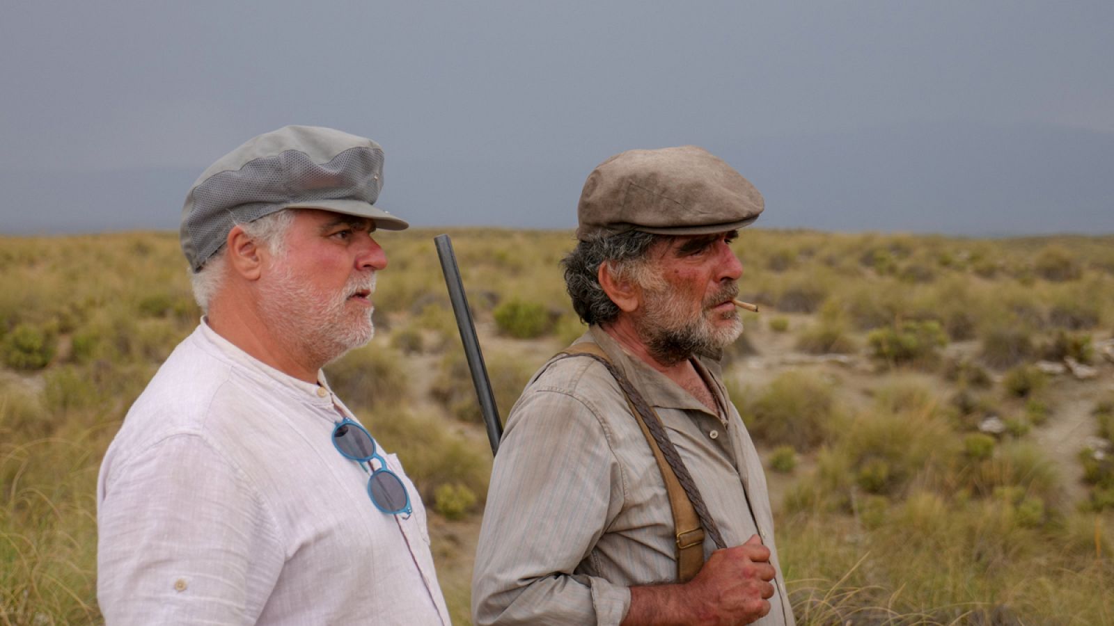 El director Benito Zambrano (izq) durante el rodaje de 'Intemperie' 