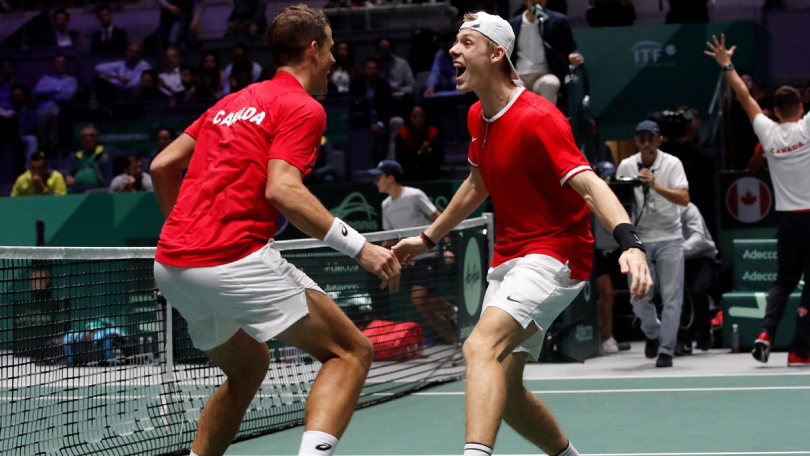 Los canadienses Vasek Pospisil (i) y Denis Shapovalov celebrando su victoria ante los australianos John Peers y Jordan Thompson en la Copa Davis 2019.