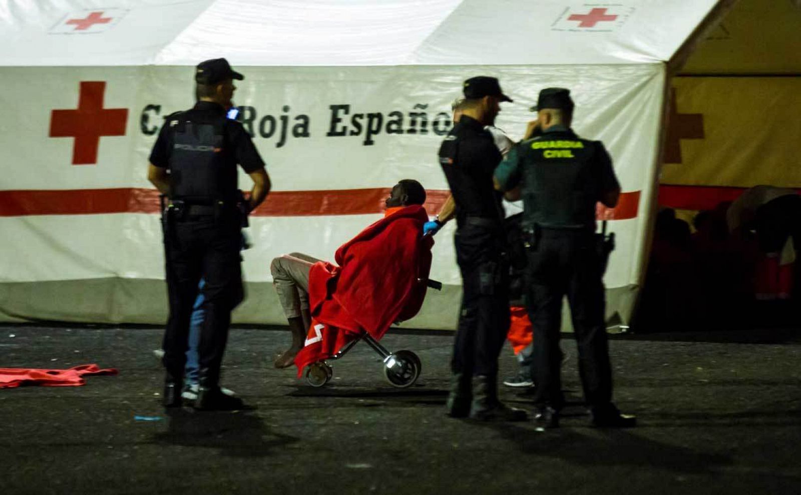 Uno de los migrantes rescatados por Salvamento Marítimo en el puerto grancanario de Arguineguín.