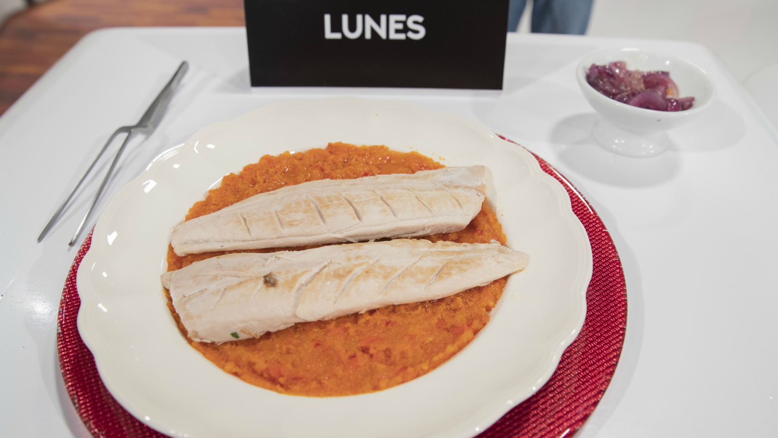 Palometa guisada con salsa de tomate y calabaza