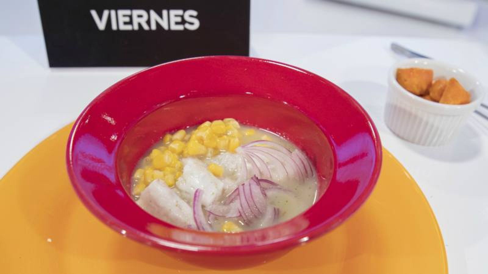 Ceviche de lubina con boniato, cebolla y maíz 