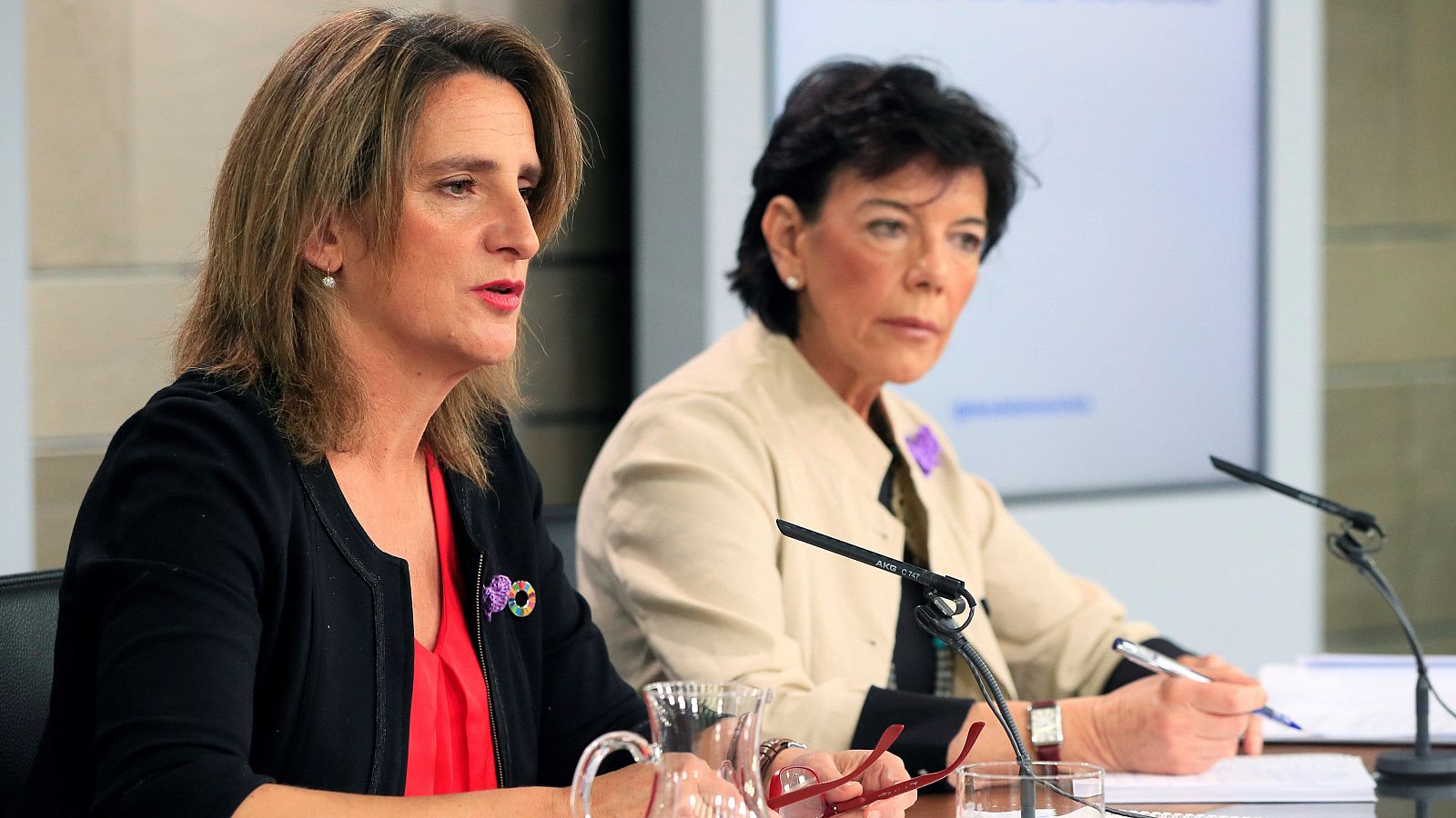 La ministra española en funciones para la Transición Ecológica, Teresa Ribera (i) y la portavoz del gobierno en funciones, Isabel Celaá.