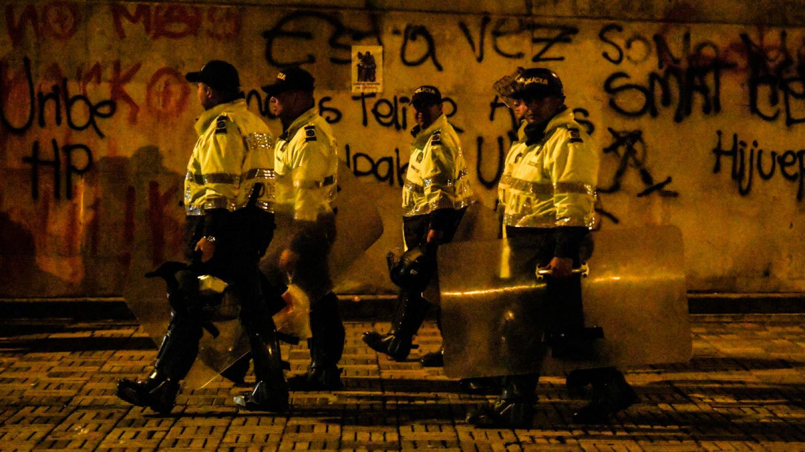 Policías patrullan en las calles de Colombia