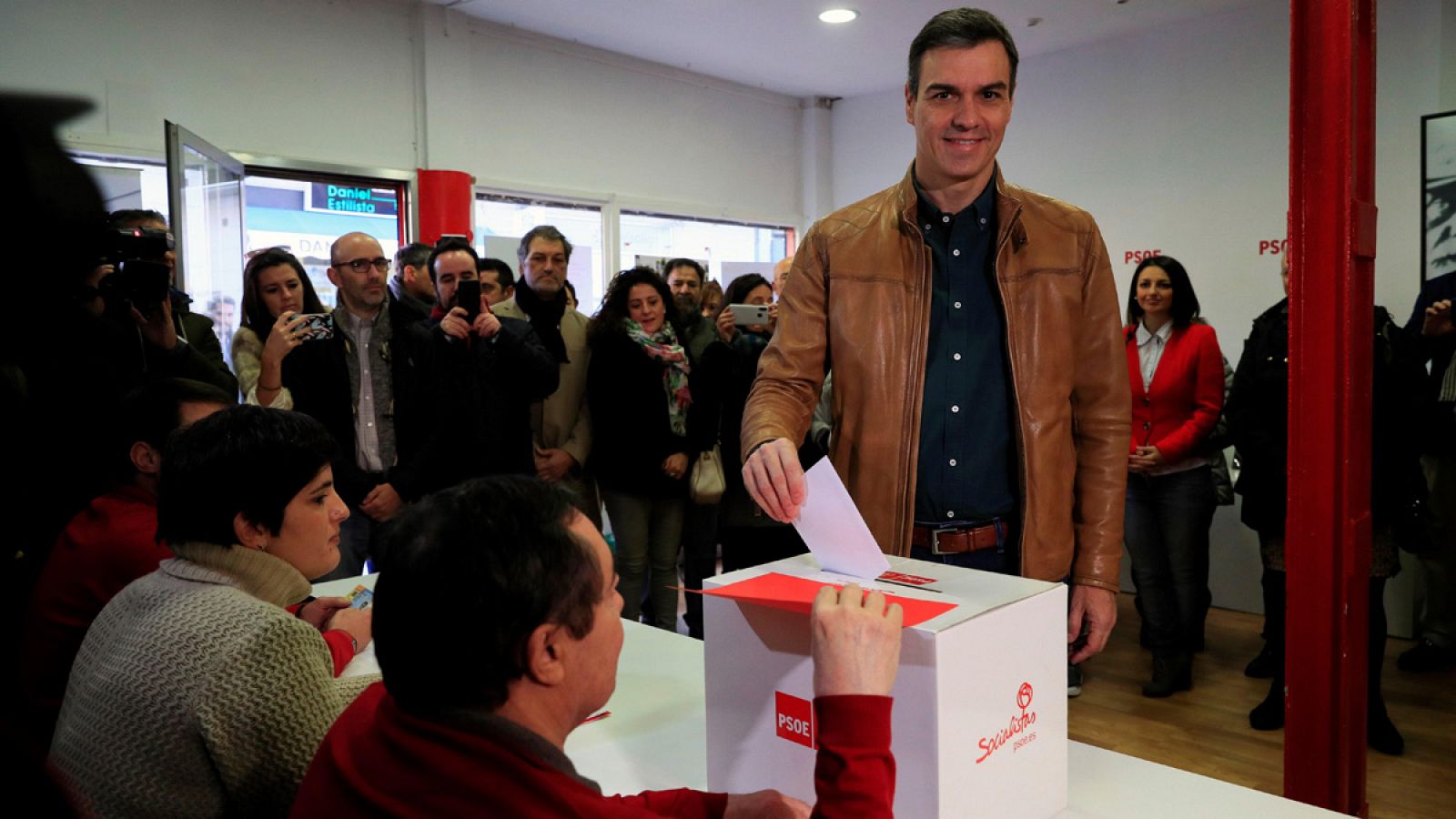 Pedro Sánchez ha votado la consulta a la militancia del PSOE en la agrupación de la localidad madrileña de Pozuelo de Alarcón