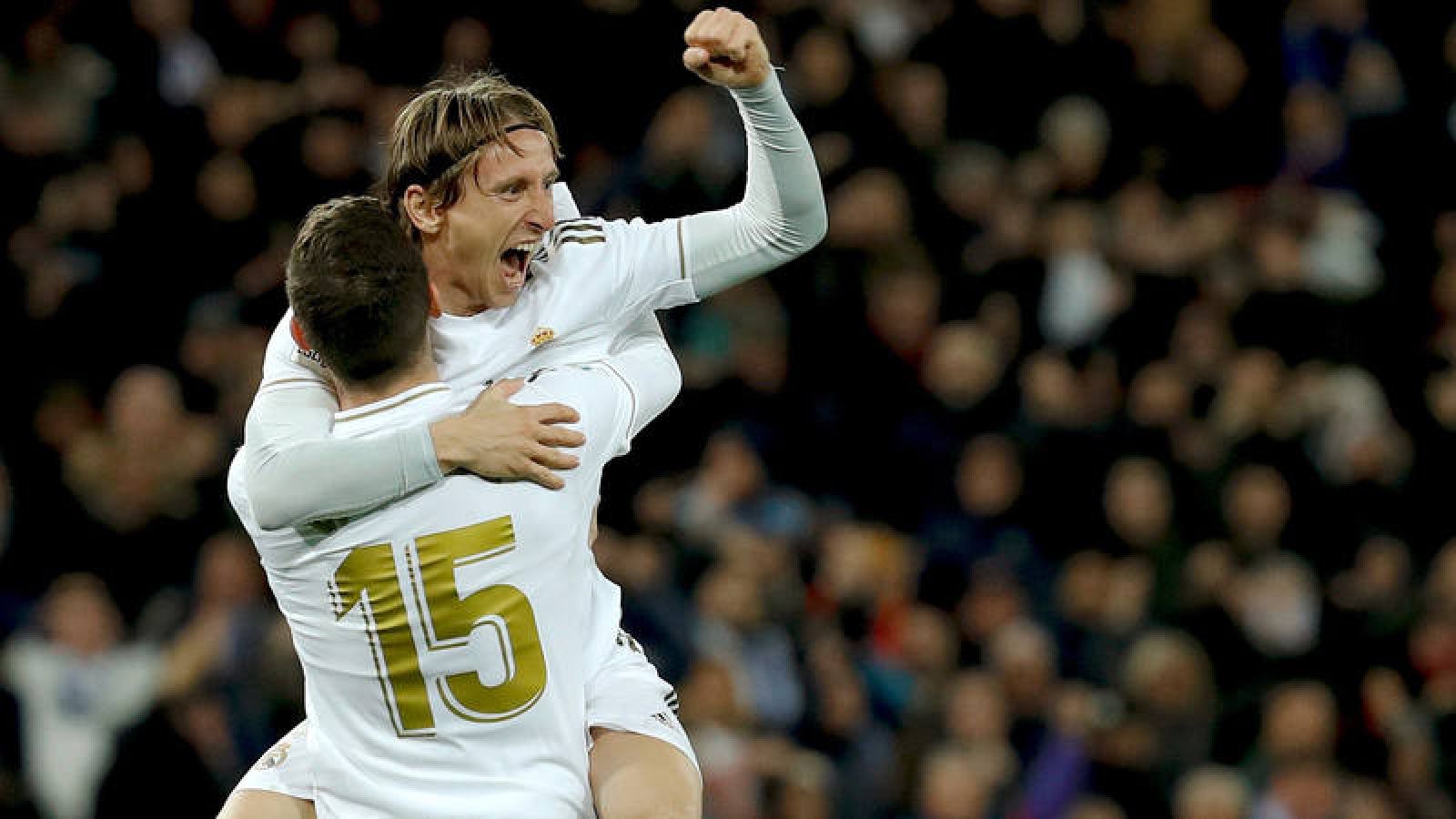 El jugador del Real Madrid Federico Valverde celebra su gol con su compañero Luka Modric.
