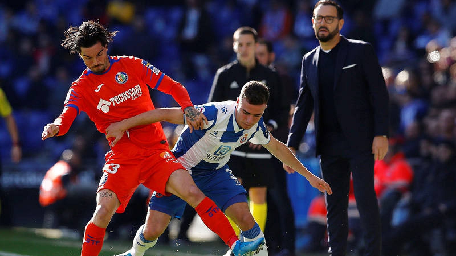 El defensa del Espanyol Adriá Giner Pedrosa, y el centrocampista del Getafe David Remesegueiro, durante el partido.