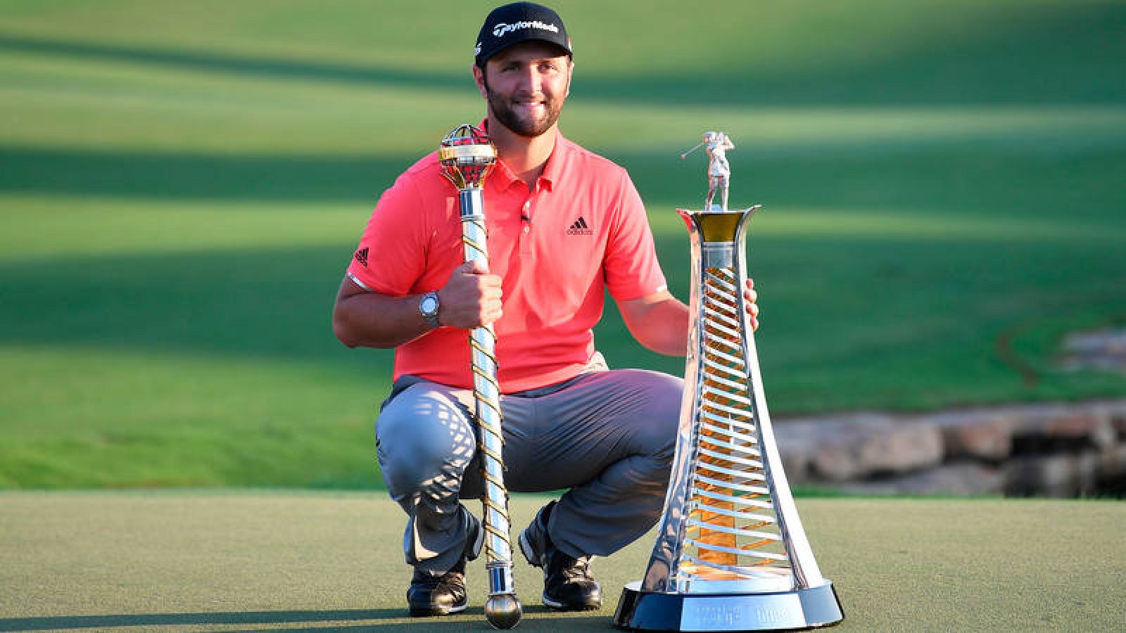 John Rahm, con el trofeo del DP World Tour Championship y el bastón de mando de la Carrera a Dubai.