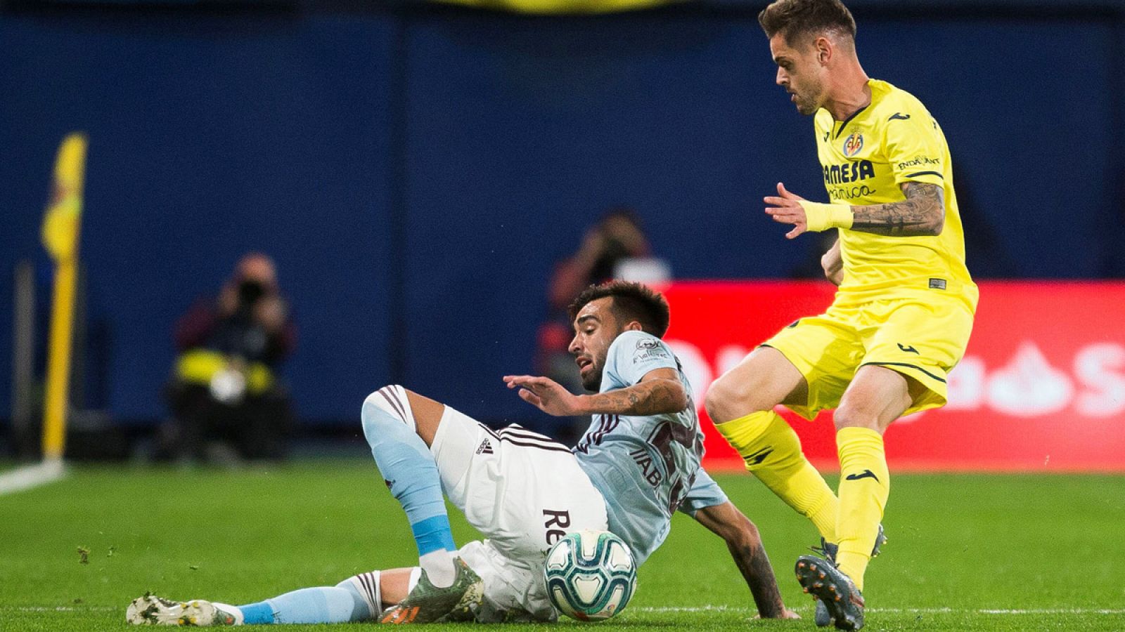 El defensor del Villarreal Xavi Quintillá disputa el balón con el centrocampista del Celta de Vigo Brais Méndez