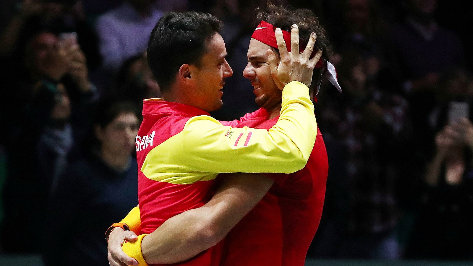 Bautista y Nadal se abrazan tras ganar la Davis.