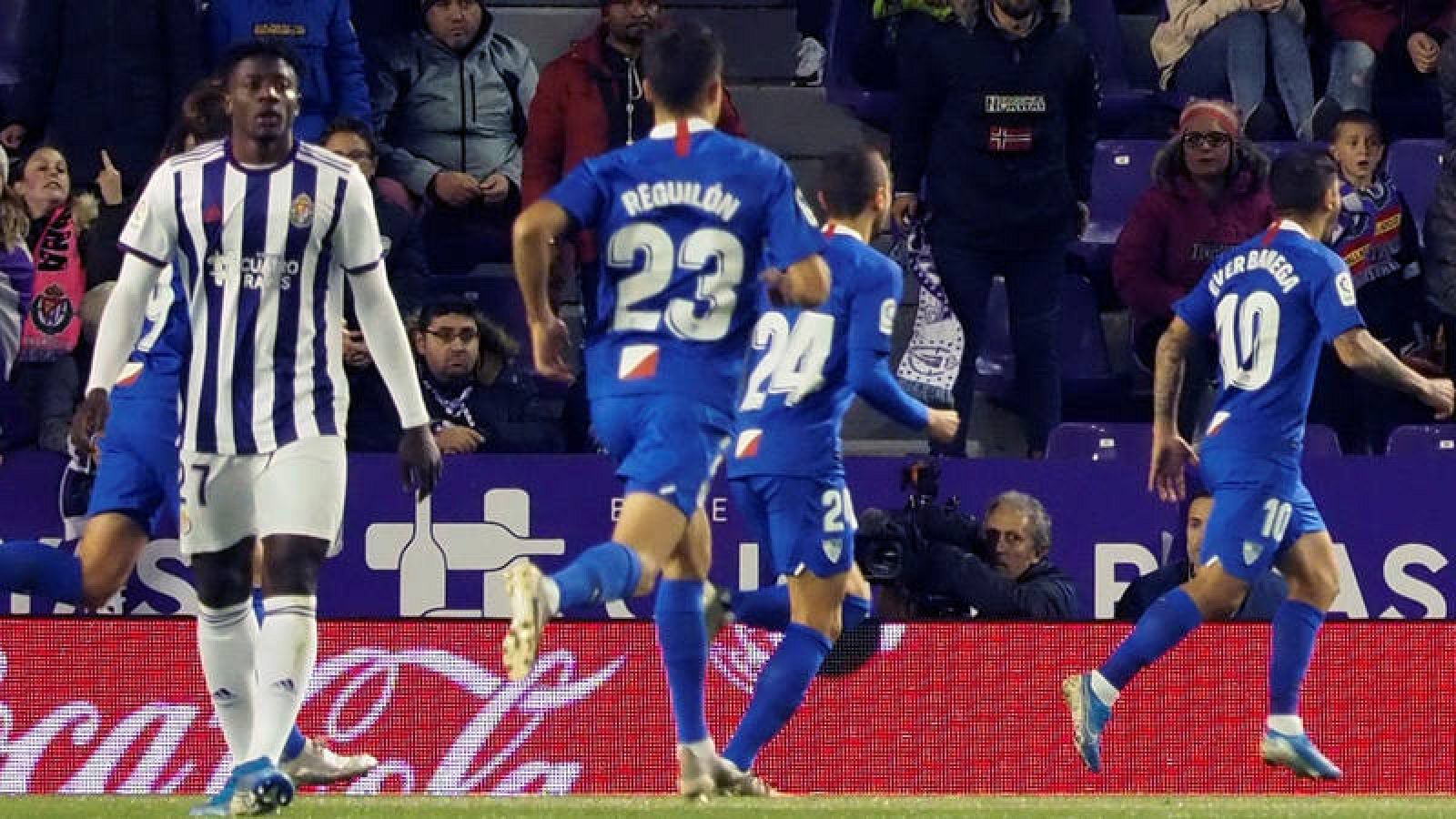 Los jugadores del Sevilla celebran el gol de Banega.