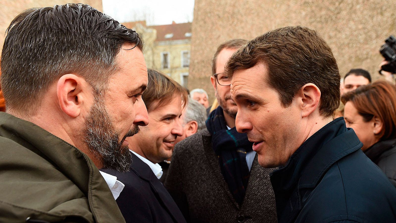 Casado y Abascal se saludan en la manifestación de Colón.