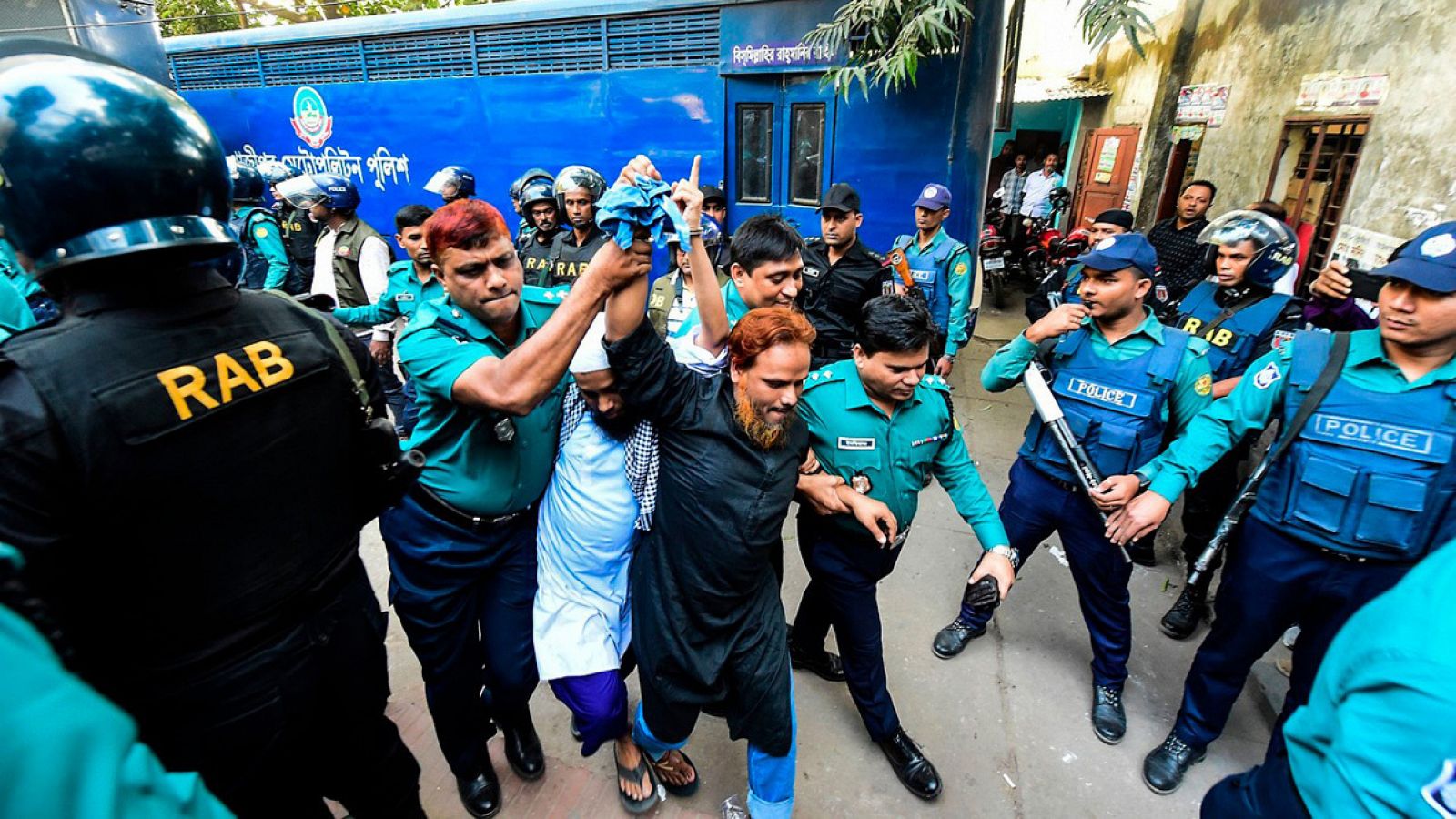 La Policía escolta a los condenados por el atentado del Holey Artisan, en Bangladesh. Foto: Munir UZ ZAMAN / AFP