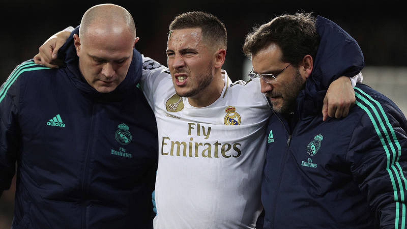 El delantero del Real Madrid Hazard se retira lesionado del partido contra el PSG.