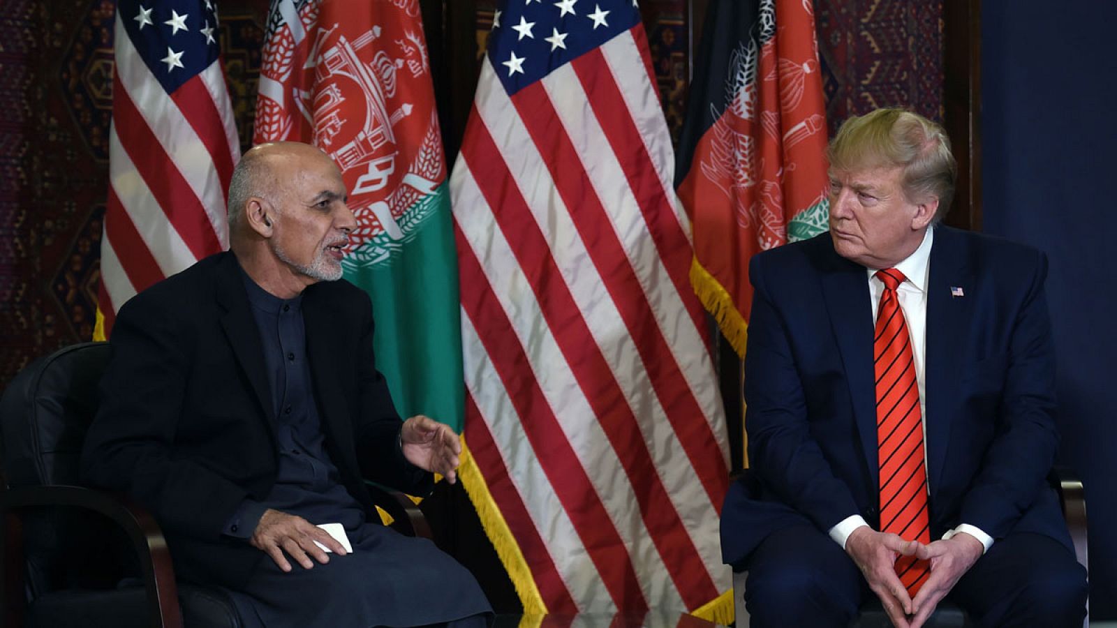 Trump (d) junto al presidente afgano, Ashraf Ghani.