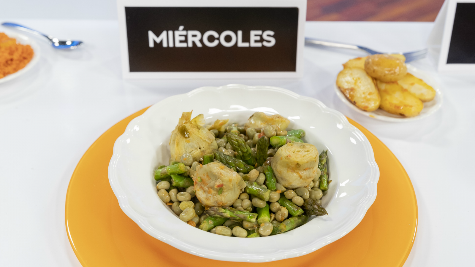 Menestra de verduras con patata asada y pimentón