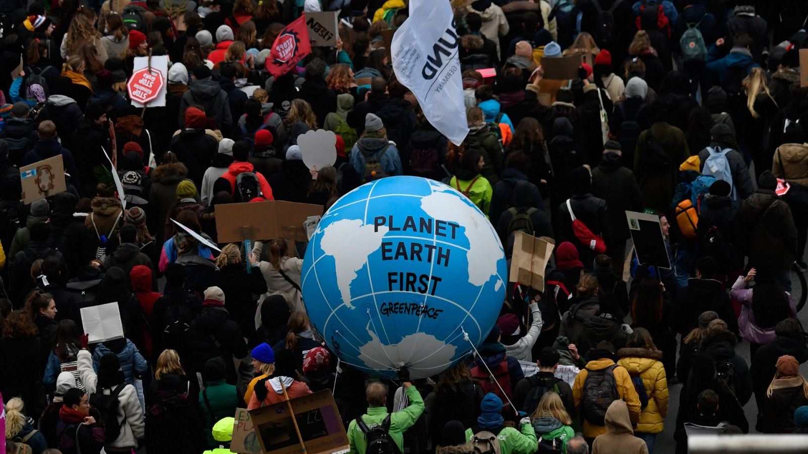 Manifestantes en Berlín en una protesta convocada este viernes por el movimiento Fridays For Future.
