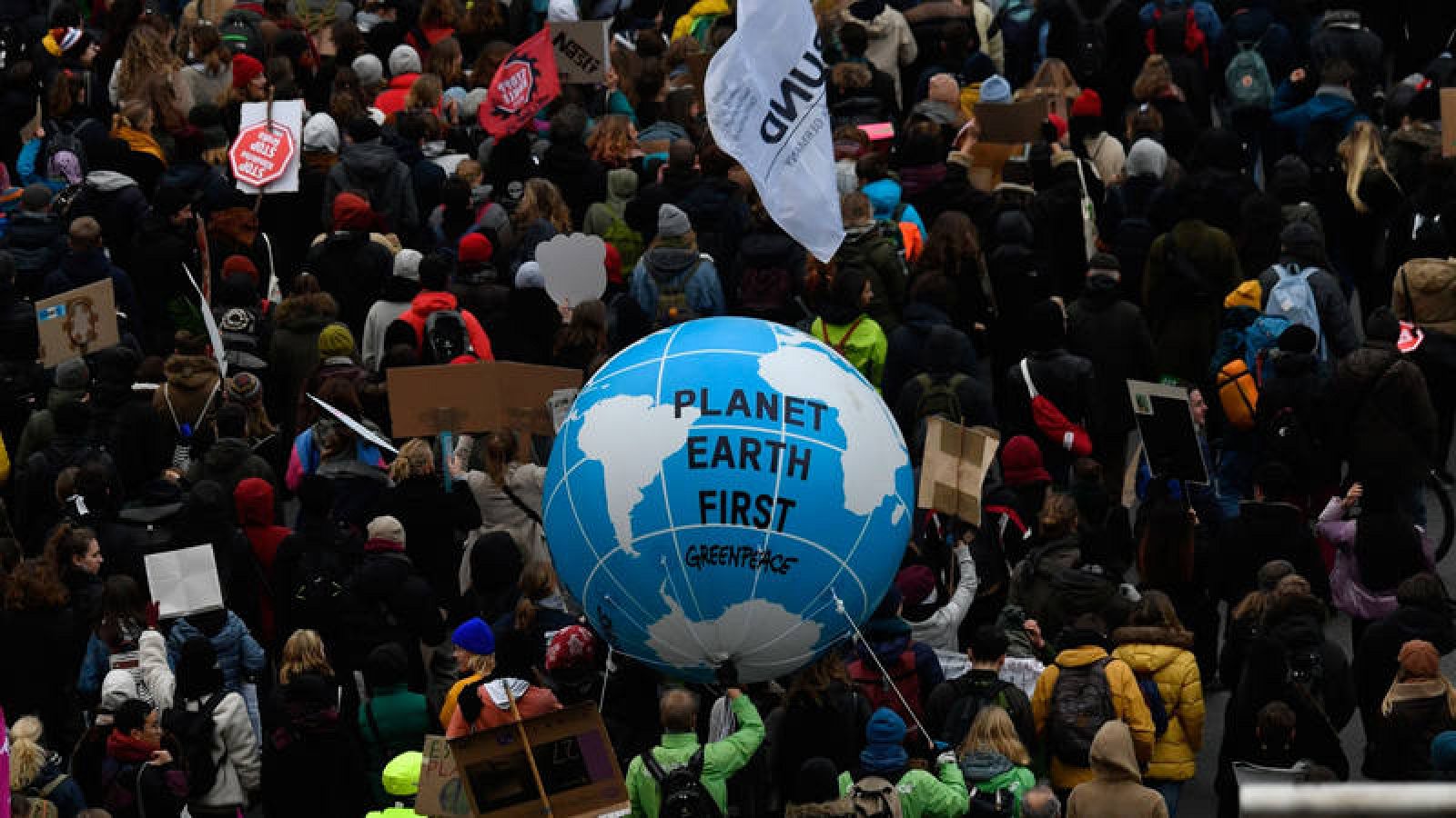 Manifestantes en Berlín en una protesta convocada este viernes por el movimiento Fridays For Future.