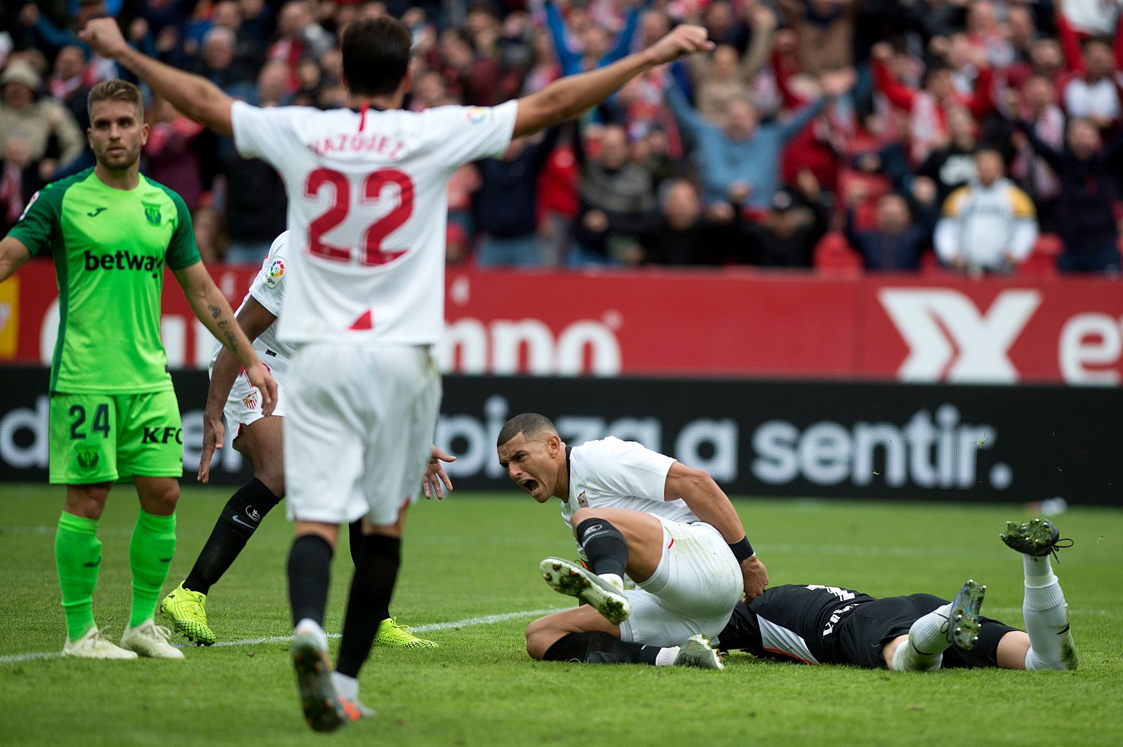 Franco Vázquez celebra el gol de Diego Carlos ante el Leganés.