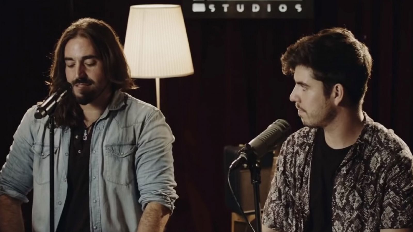 Andrés Suárez y Roi Méndez en su nuevo videoclip