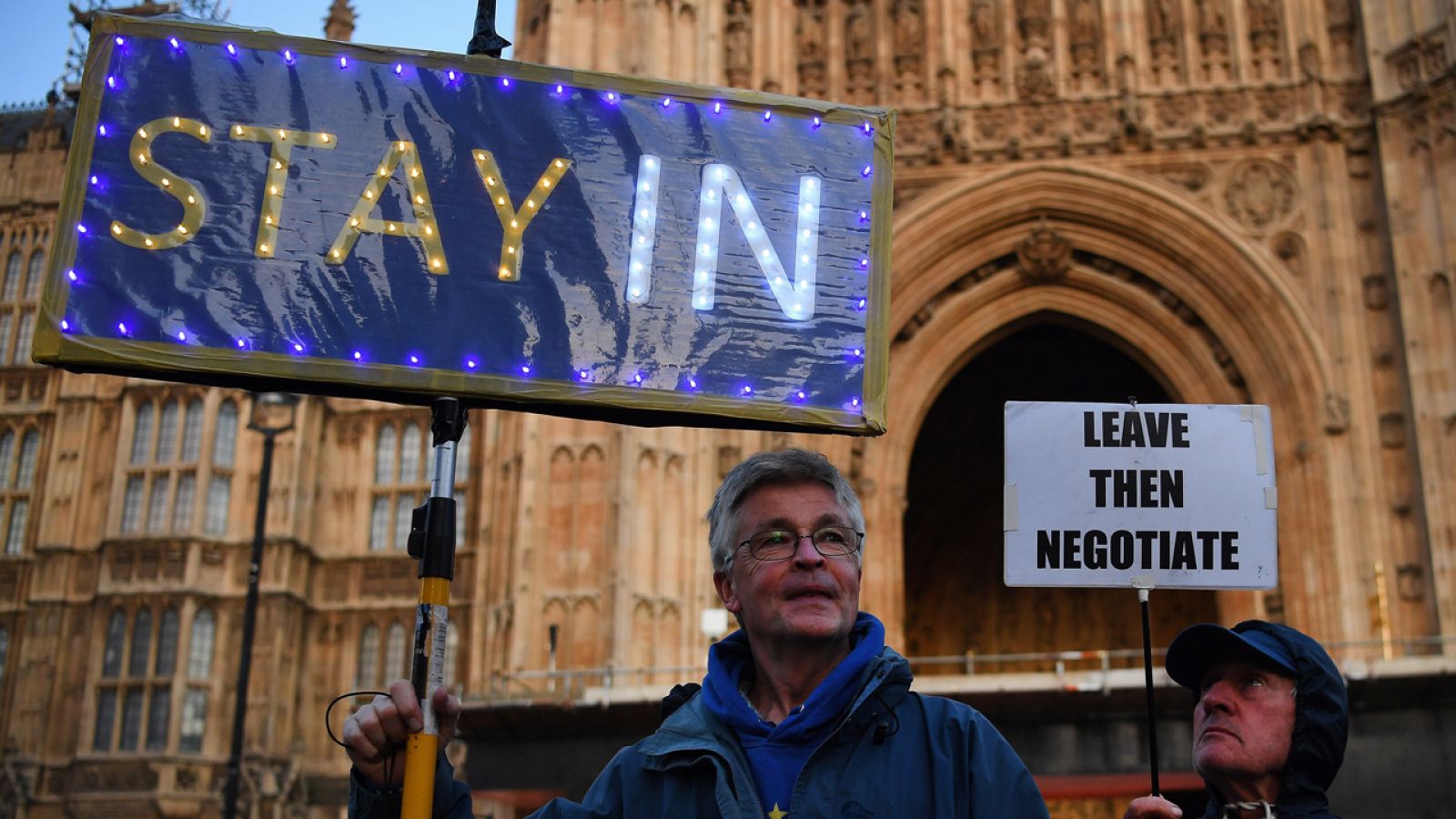 Un detractor y un partidario del 'Brexit' se manifiestan frente al Parlamento británico en octubre