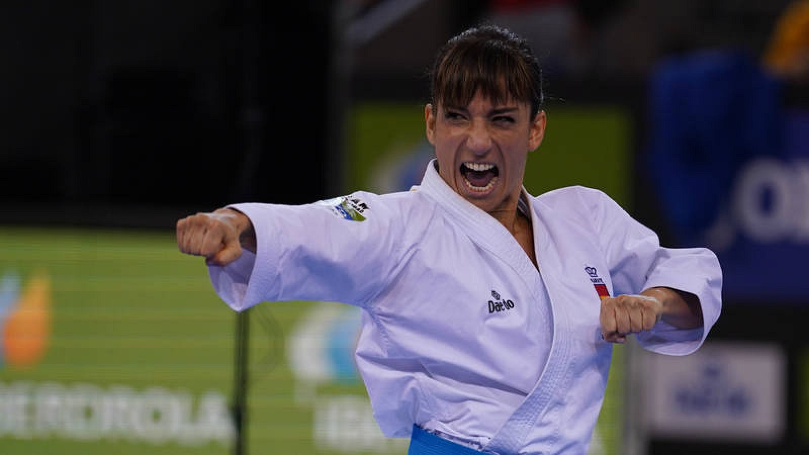 Una karateka durante una prueba de kata