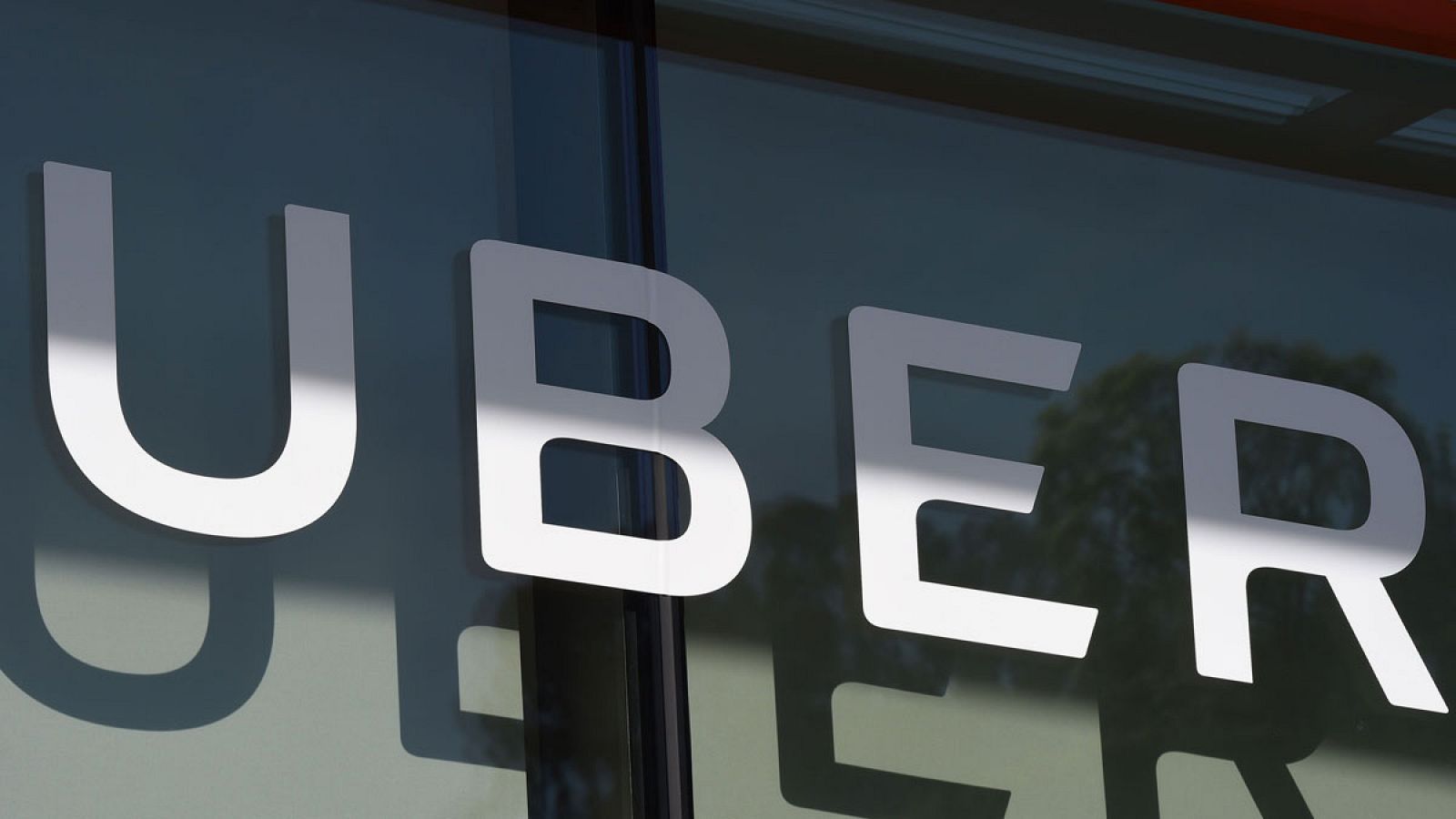 Imagen del logotipo de Uber en una cumbre de la compañía en Los Ángeles, California (EE.UU.).