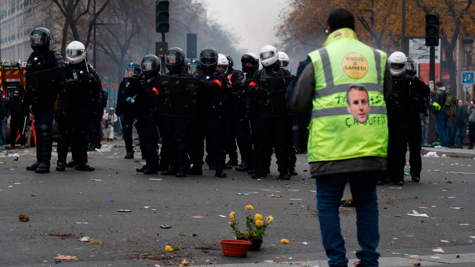 Un manifestante frente a las fuerzas de seguridad en París, Francia