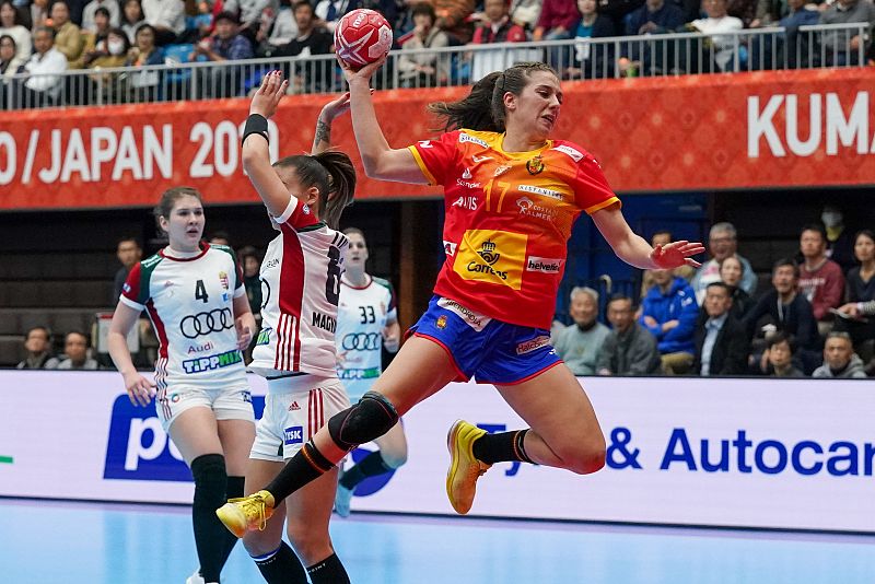 Jennifer Gutiérrez se dispone a lanzar en un partido de este Mundial