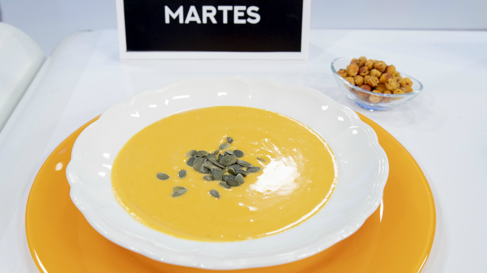 Crema de calabaza con garbanzos especiados