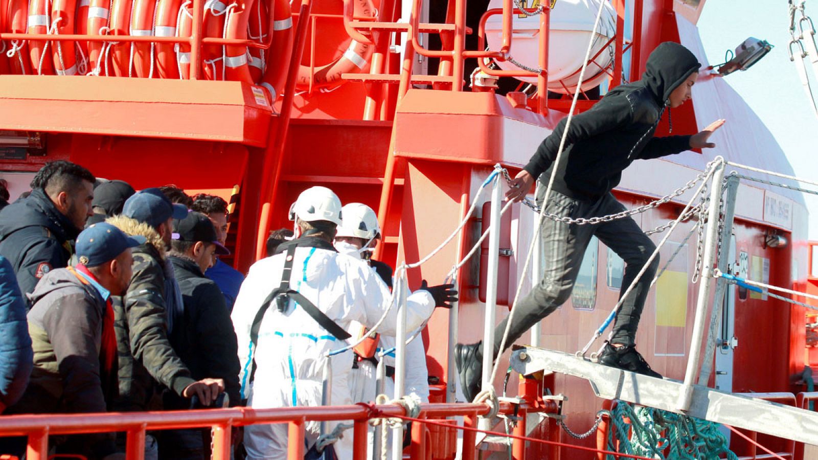 Rescatados 80 inmigrantes de una patera en el Estrecho