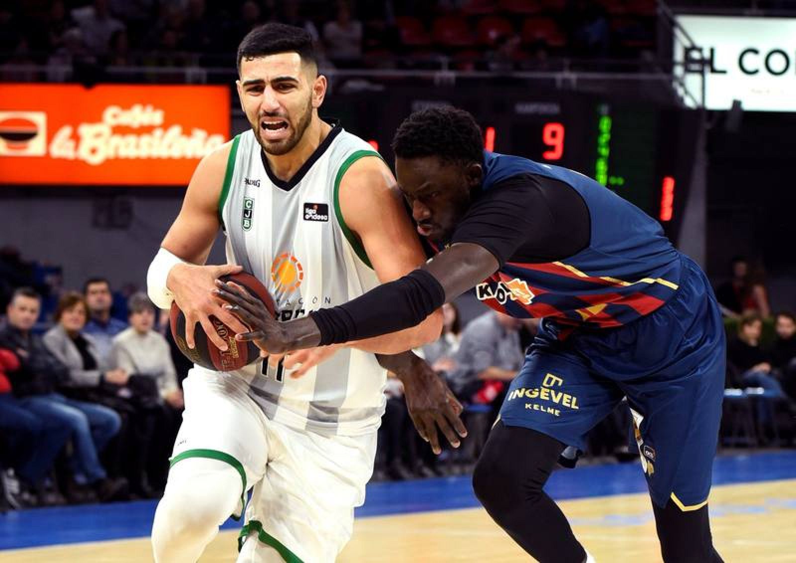 Kerem Kanter (i) del Joventut, en disputa con Illimane Diop, del Kirolbet Baskonia, 