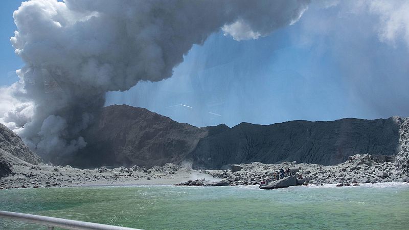 El volcán Whakaari, en Nueva Zelanda, minutos después de entrar en erupción