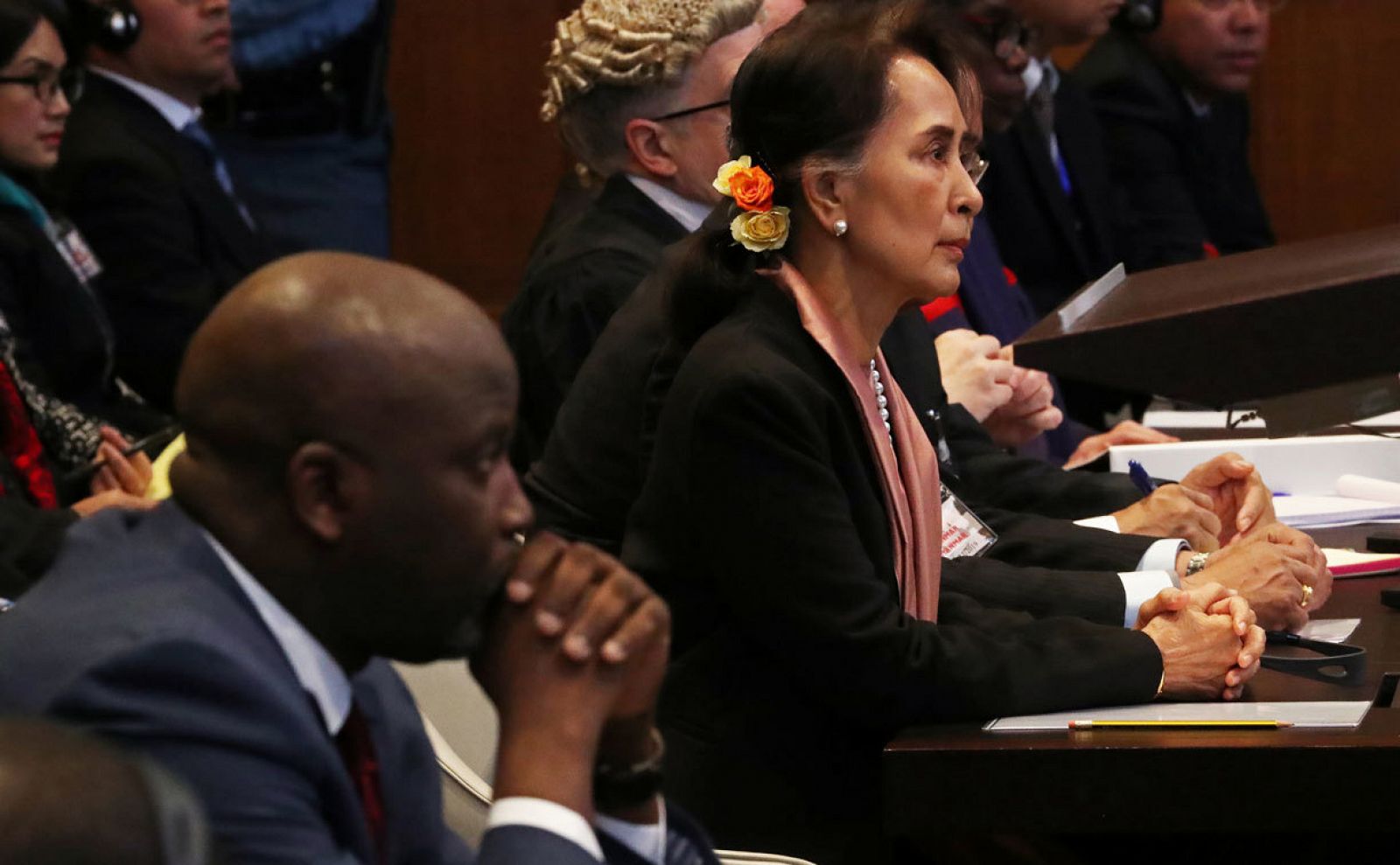 El ministro de Justicia de Gambia, Abubacarr Tambadou, y la líder de Myanmar, Aung San Suu Kyi, asisten a una audiencia en un caso presentado por Gambia contra Myanmar por genocidio contra la población minoritaria musulmana rohinyá