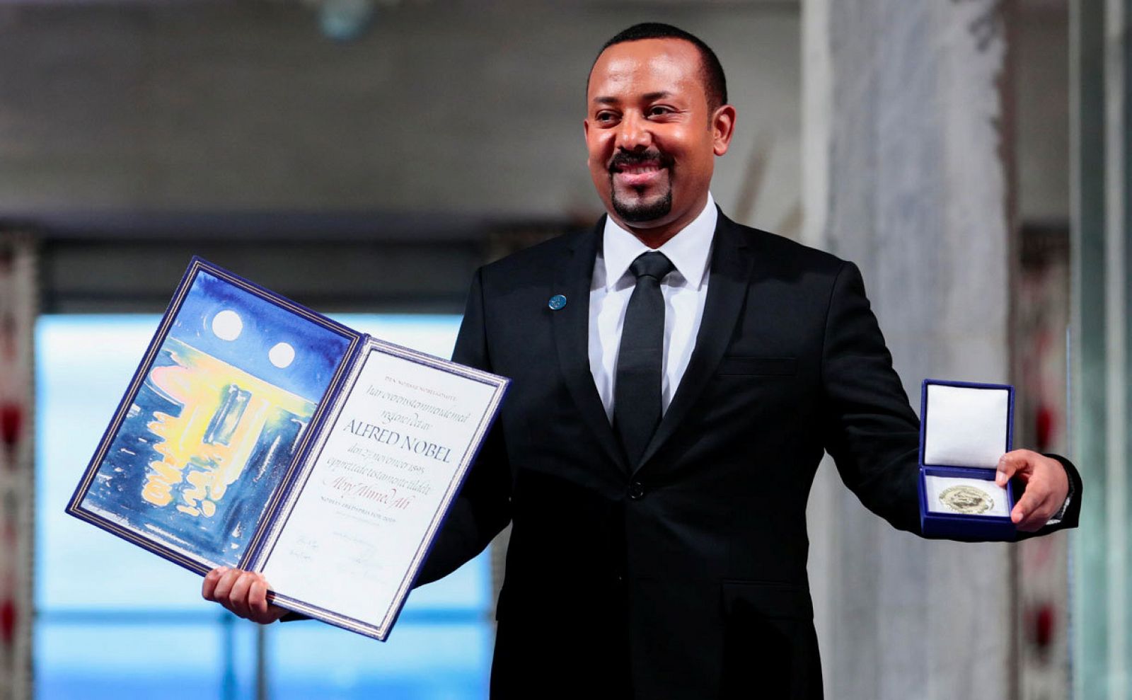Abiy Ahmed muestra la medalla y el diploma que le acreditan como el Premio Nobel de la Paz 2019.