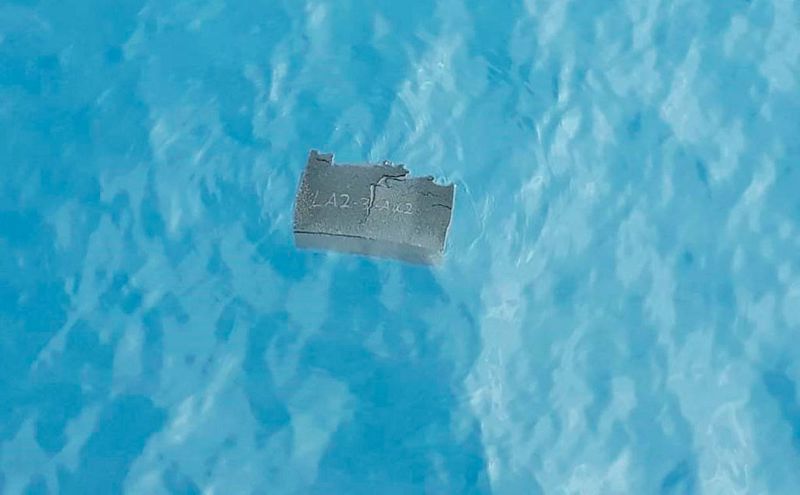 Un pedazo de espuma flotando cerca del área donde desapareció un avión el pasado lunes camino a la Antártida con 38 personas a bordo.