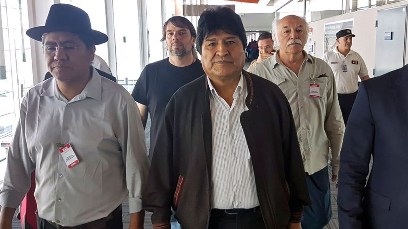 El expresidente de Bolivia, Evo Morales (c), en el aeropuerto bonaerense de Ezeiza tras llegar de México.