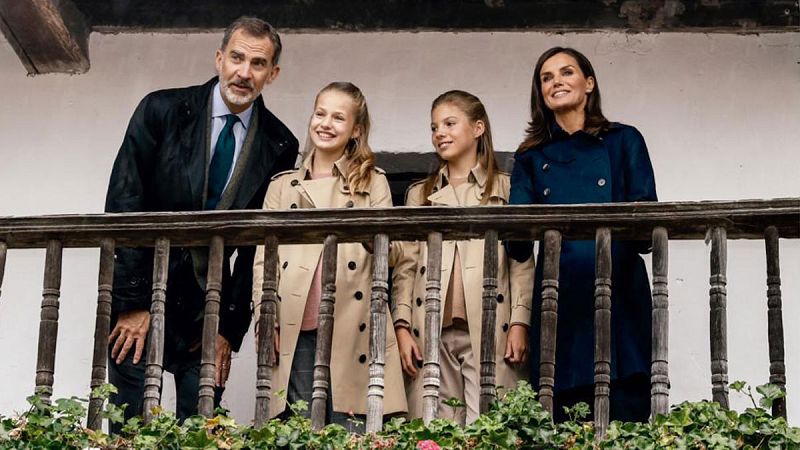 Los Reyes vuelven a felicitar la Navidad con una fotografía en Asturias