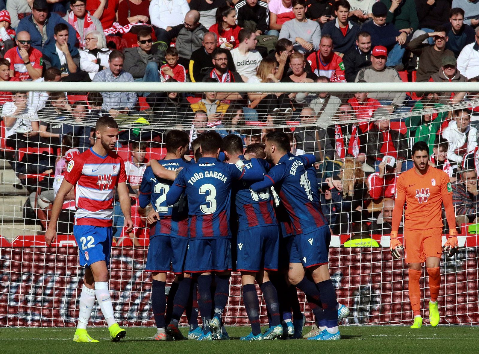 Los jugadores del Levante celebran el gol de Rubén Rochina ante el Granada.