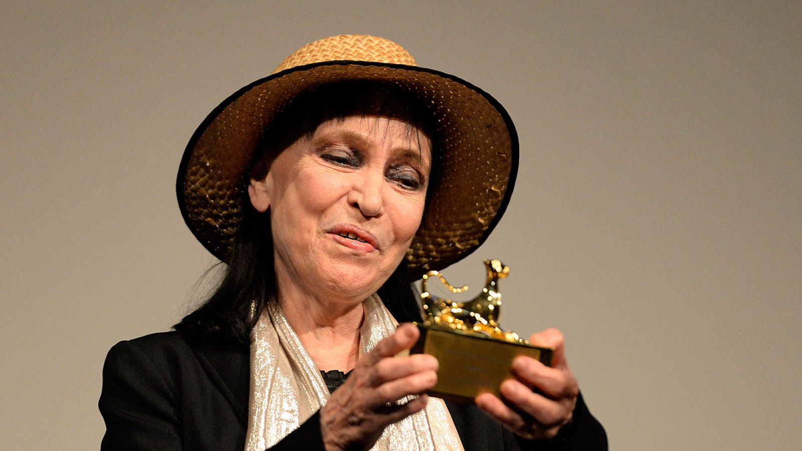 La actriz francesa Anna Karina recibe un premio en el Festival de Cine de Locarno (Suiza) en una imagen de 2013.