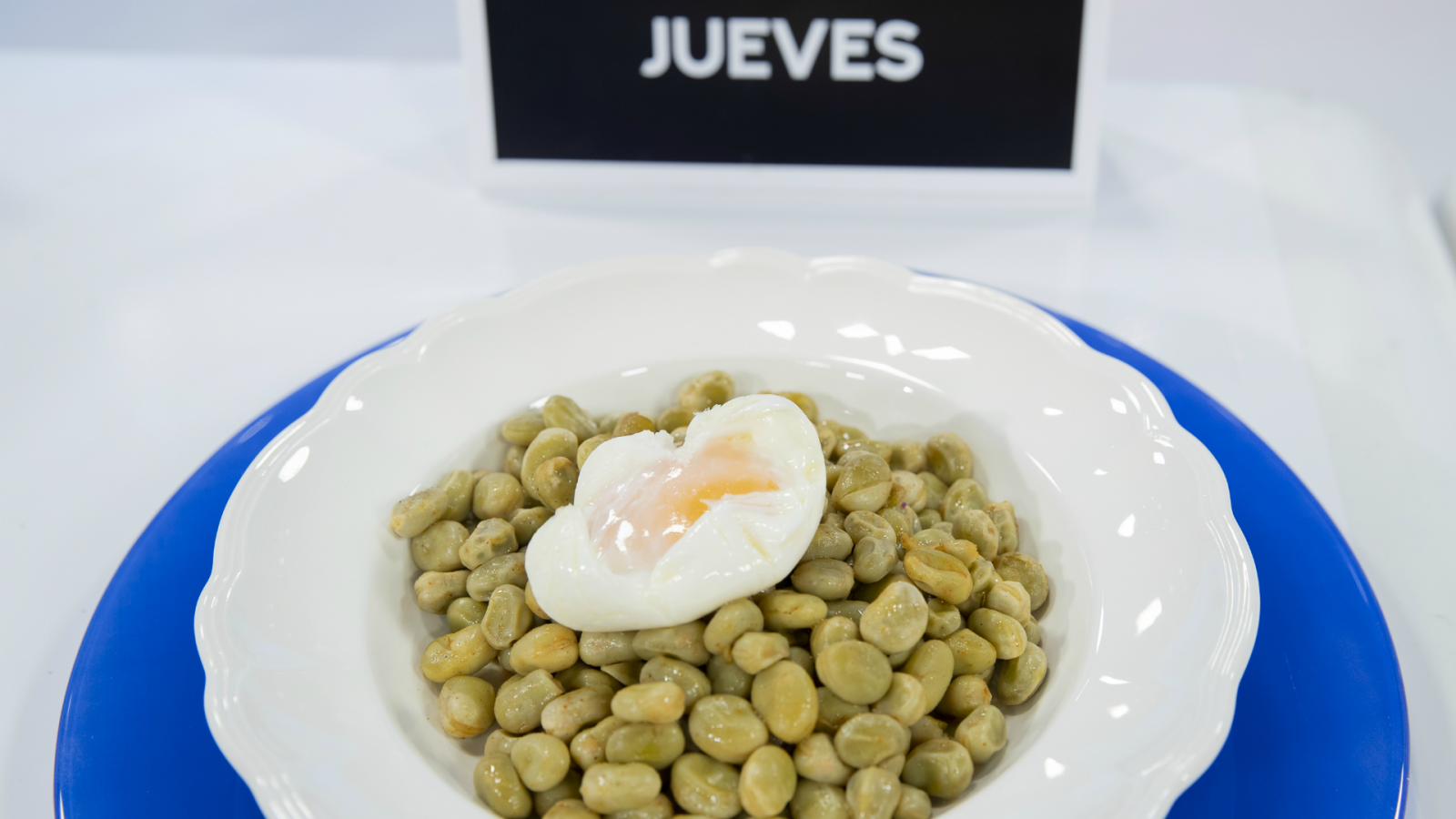 Habitas salteadas con pimentón y huevo poché