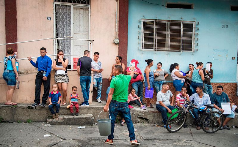 Walter Lara Tinoco de Honduras quien busca cómo sobrevivir mientras aguarda una respuesta a su propio trámite.
