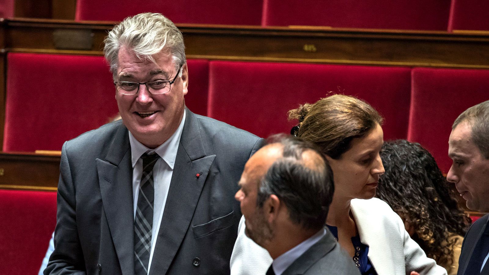 Jean-Paul Develoye, de frente, charla en la Asamblea Nacional con el primer ministro francés, Edouard Phillipe, en una imagen de archivo