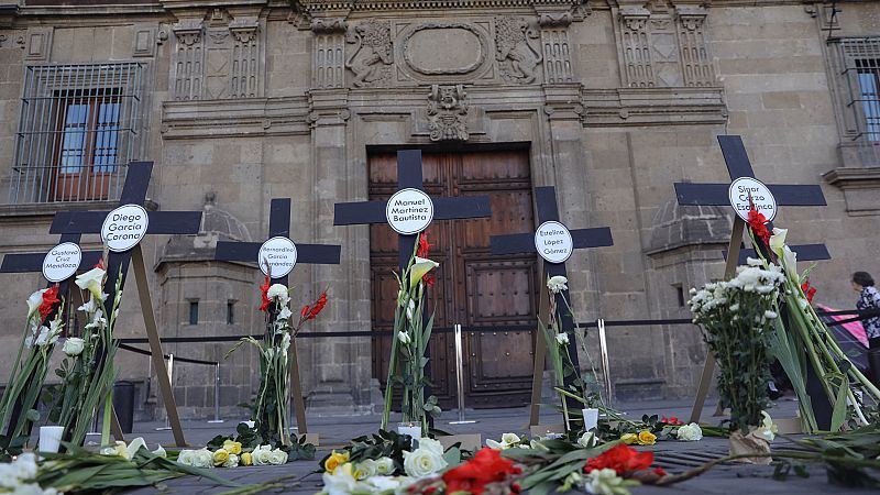 Cruces y flores en protesta por los asesinatos de defensores de Derechos Humanos y periodistas en Ciudad de México